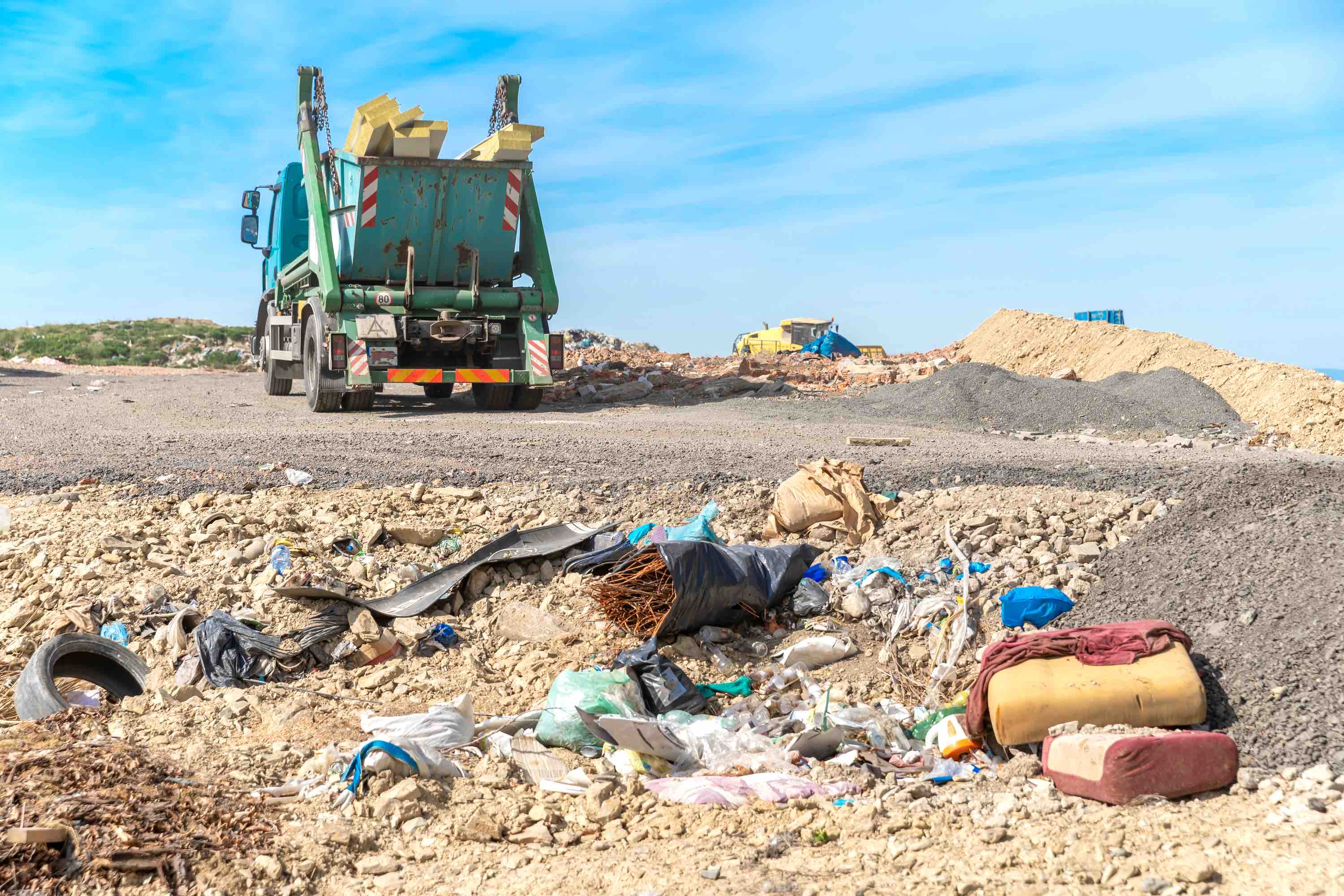the garbage truck brought the waste to the landfill 事業廢棄物清運作業與甲級清除許可