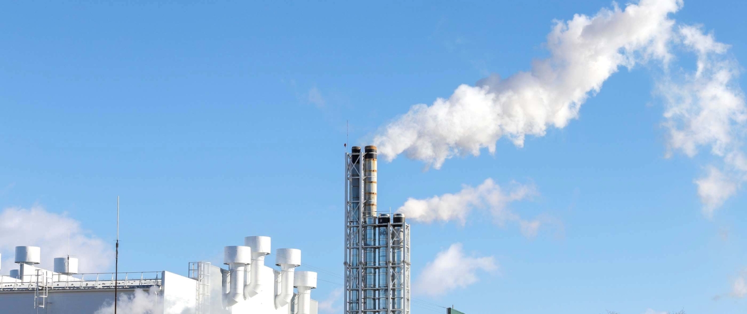 smoke-comes-out-power-plant-pipe 事業廢棄物清運作業與甲級清除許可