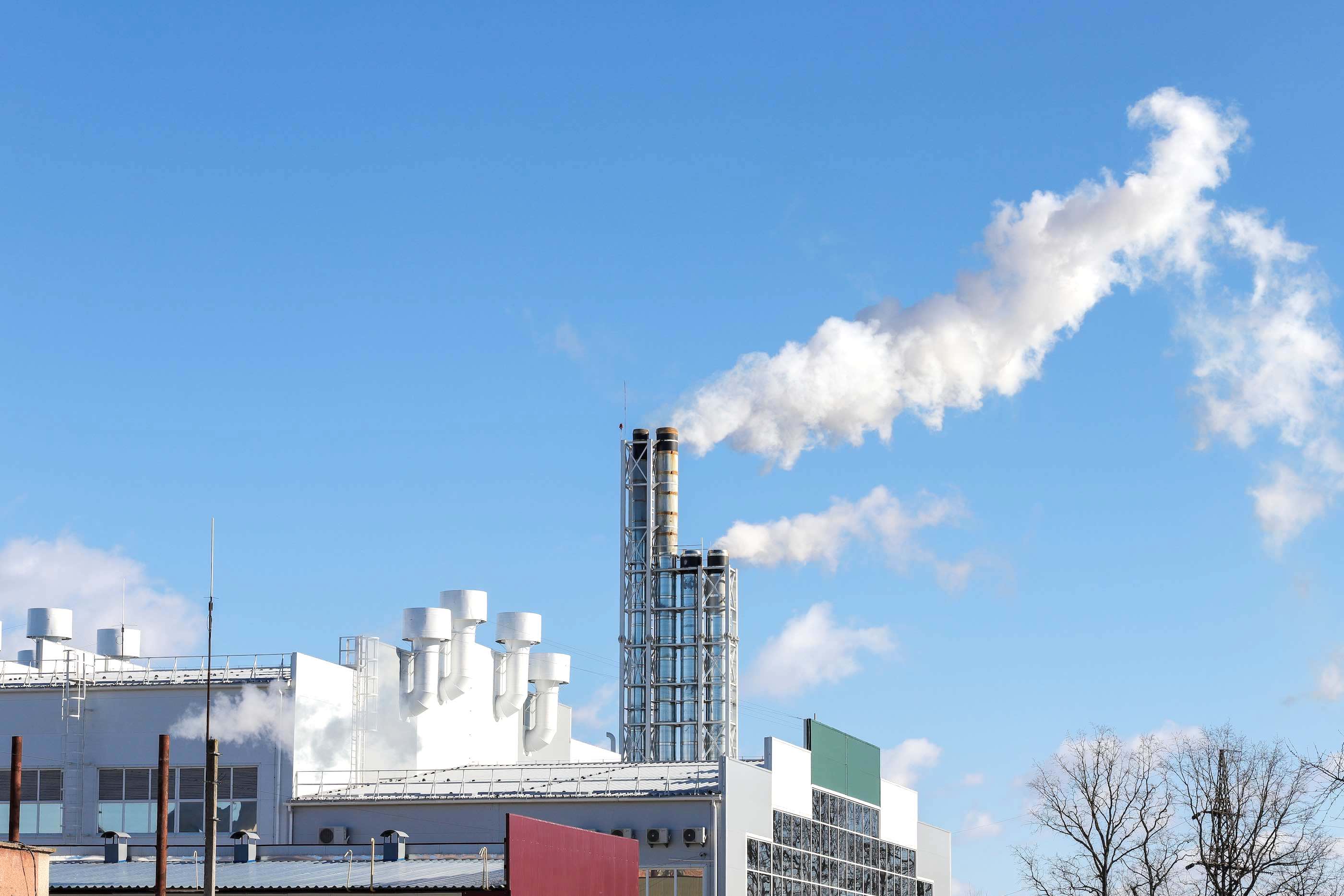 smoke-comes-out-power-plant-pipe 事業廢棄物清運作業與甲級清除許可