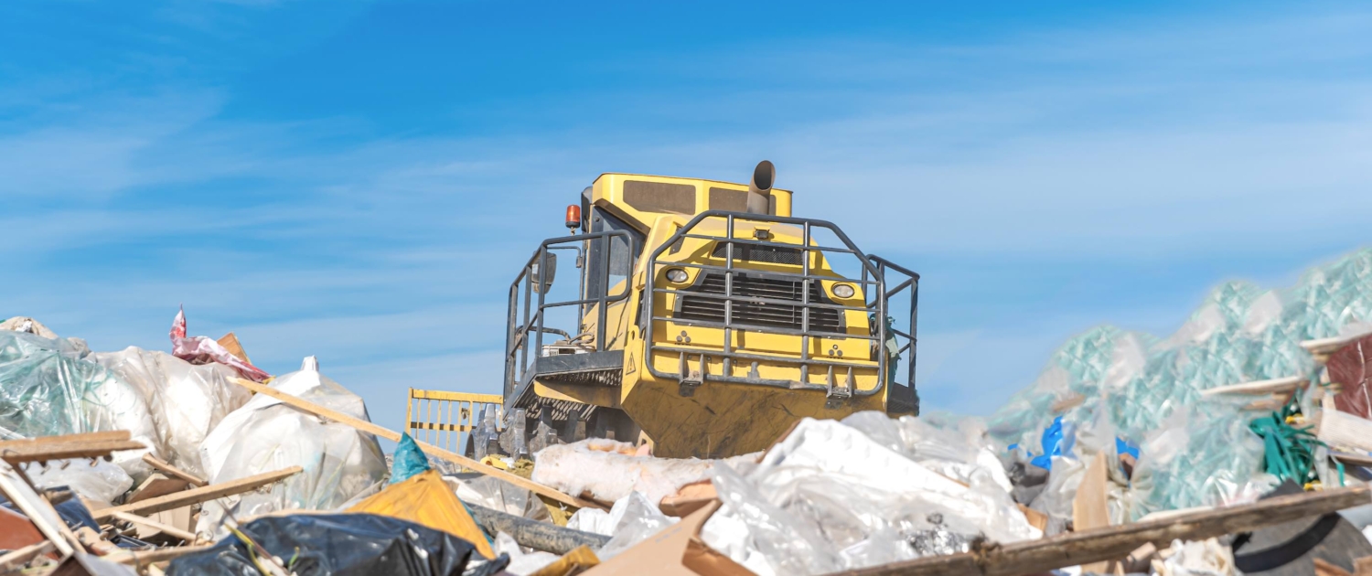 compactor processes waste at a landfill 東京清運服務總覽與常見清運品項