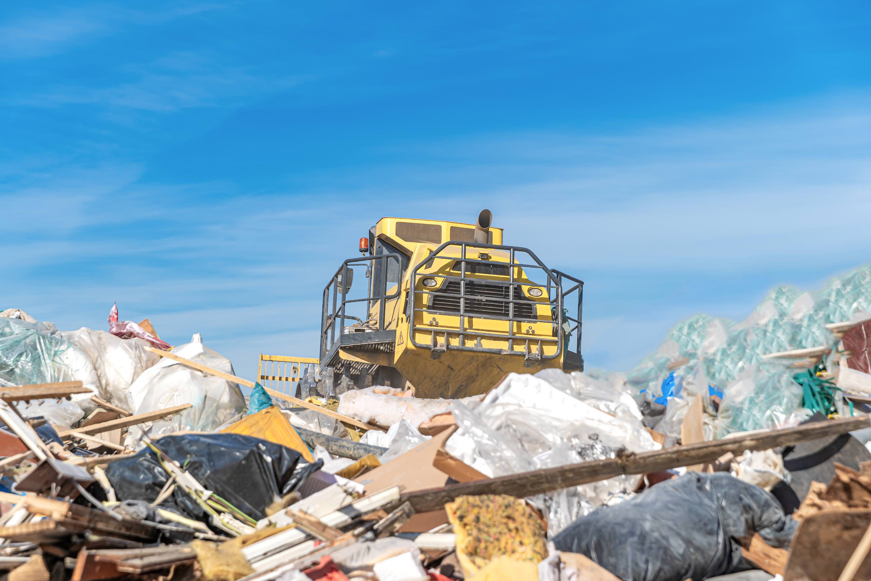 compactor processes waste at a landfill 東京清運服務總覽與常見清運品項